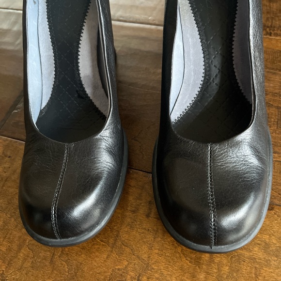 Indigo by Clarks round toed pumps with velvet lace up heel detail sz 7 - Picture 4 of 6